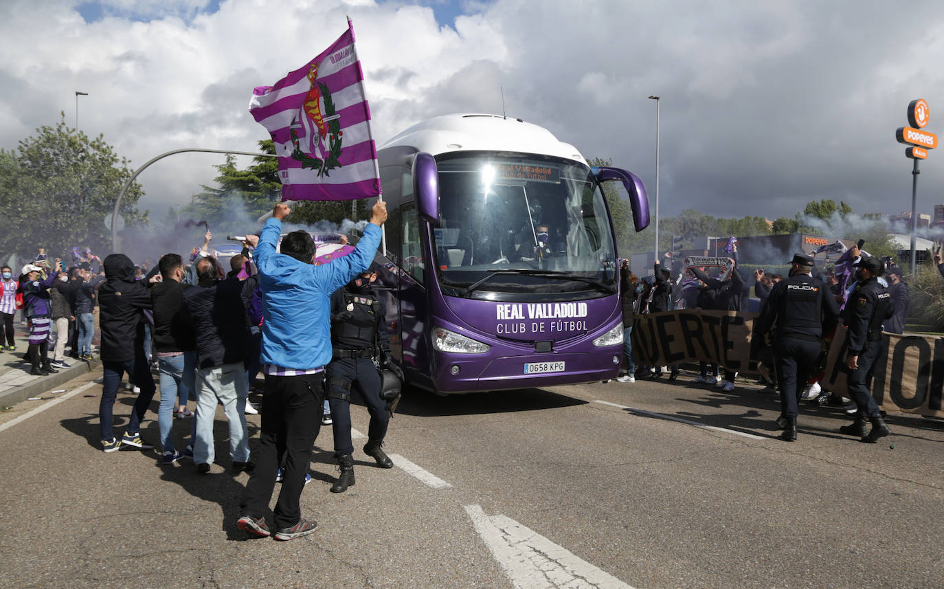 Fotos: La afición del Real Valladolid acompaña al equipo antes del partido ante el Villarreal