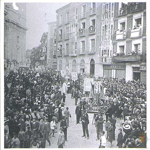 Procesión de San Pedro Regalado junto a la Catedral en los años 20.