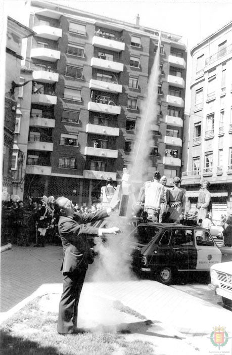 Lanzamiento de cohetes en honor al patrón en la plaza de El Salvador en los años 70.