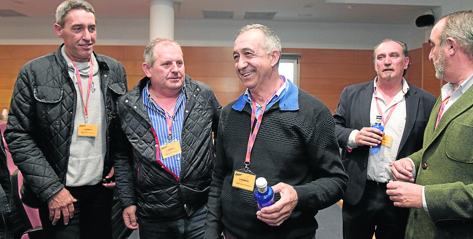 Justino Medrano (centro), tras ser elegido presidente en marzo de 2019. 