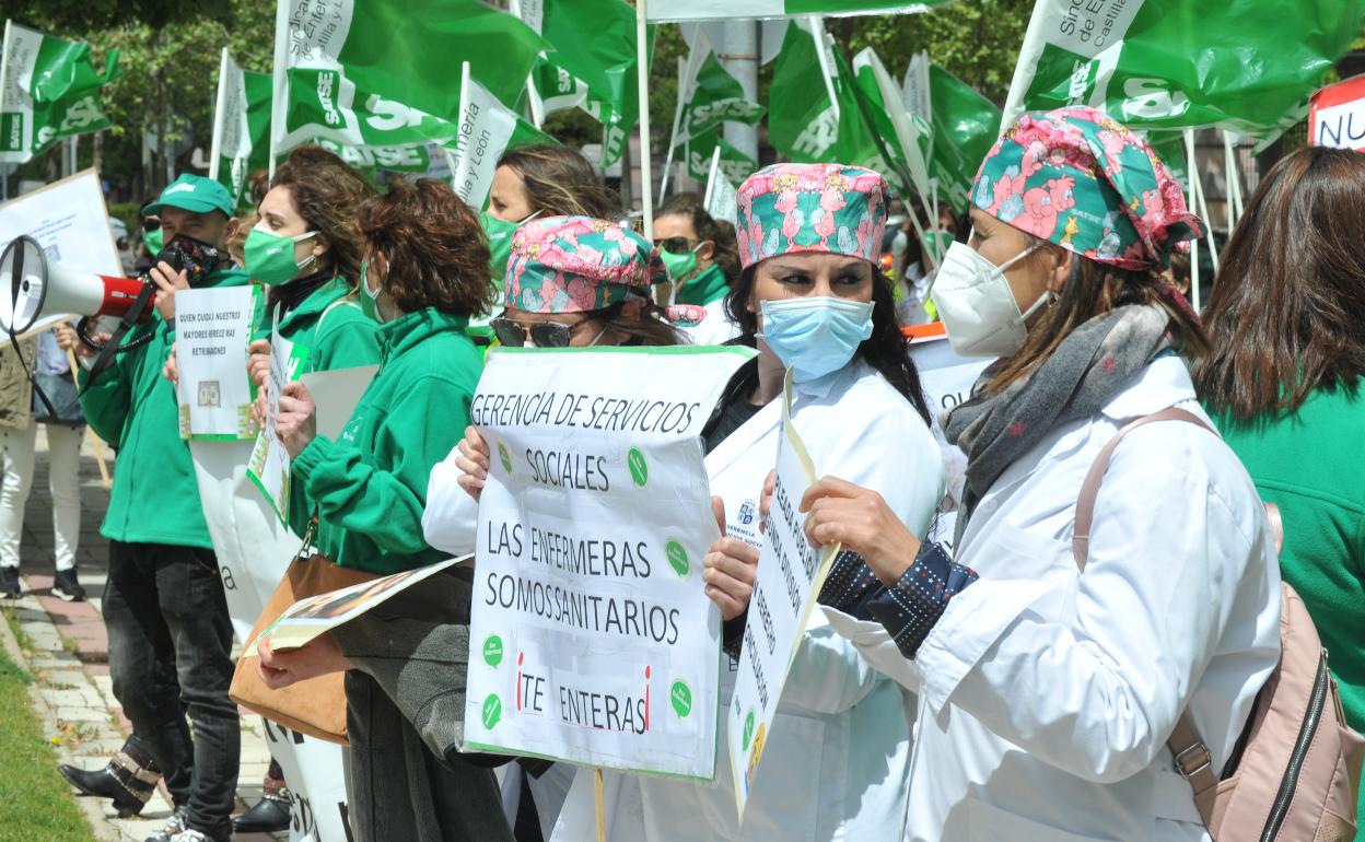 Protestas de las enfermeras que piden la equiparación laboral con sus compañeras de Sacyl, el miércoles, ante la Presidencia de la Junta.