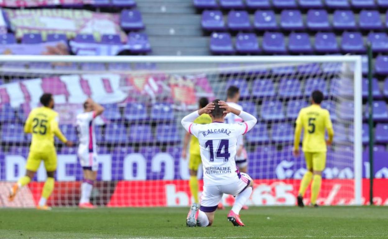 Los jugadores del Real Valladolid se lamentan tras la parada de Asenjo a El Yamiq .