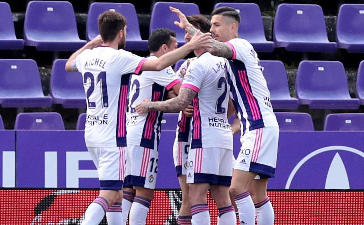 Los jugadores del Real Valladolid celebran un gol logrado en Zorrilla esta campaña