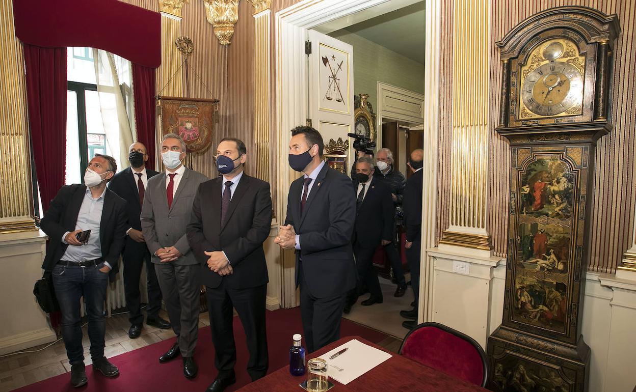 El ministro ha comparecido junto con el alcalde de Burgos, Daniel de la Rosa. 