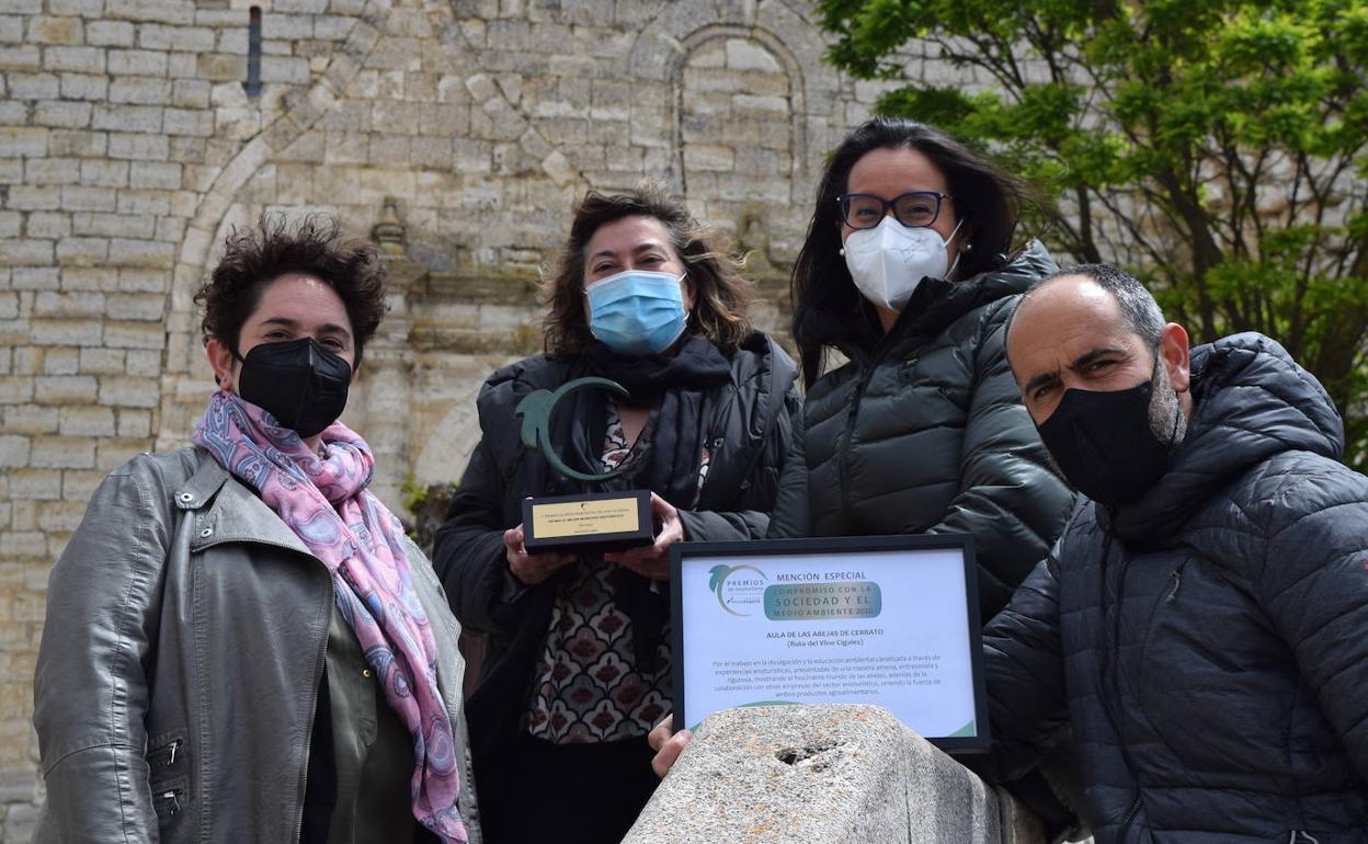 Gloria Martín, técnico de Turismo, y la alcaldesa de Mucientes, Emiliana Centeno, junto a la presidenta de la Ruta del Vino Cigales, Inés Salas, y el representante del Aula de las Abejas del Cerrato, Miguel Rodríguez. 