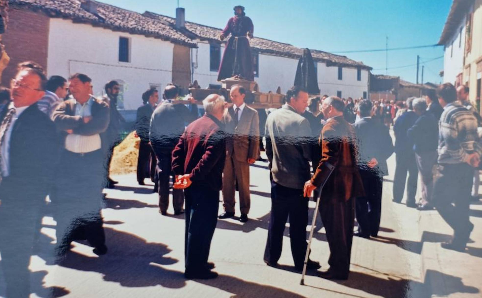 Los vecinos se reúnen para ver una de las procesión de Bustillo del Páramo de Carrión. 