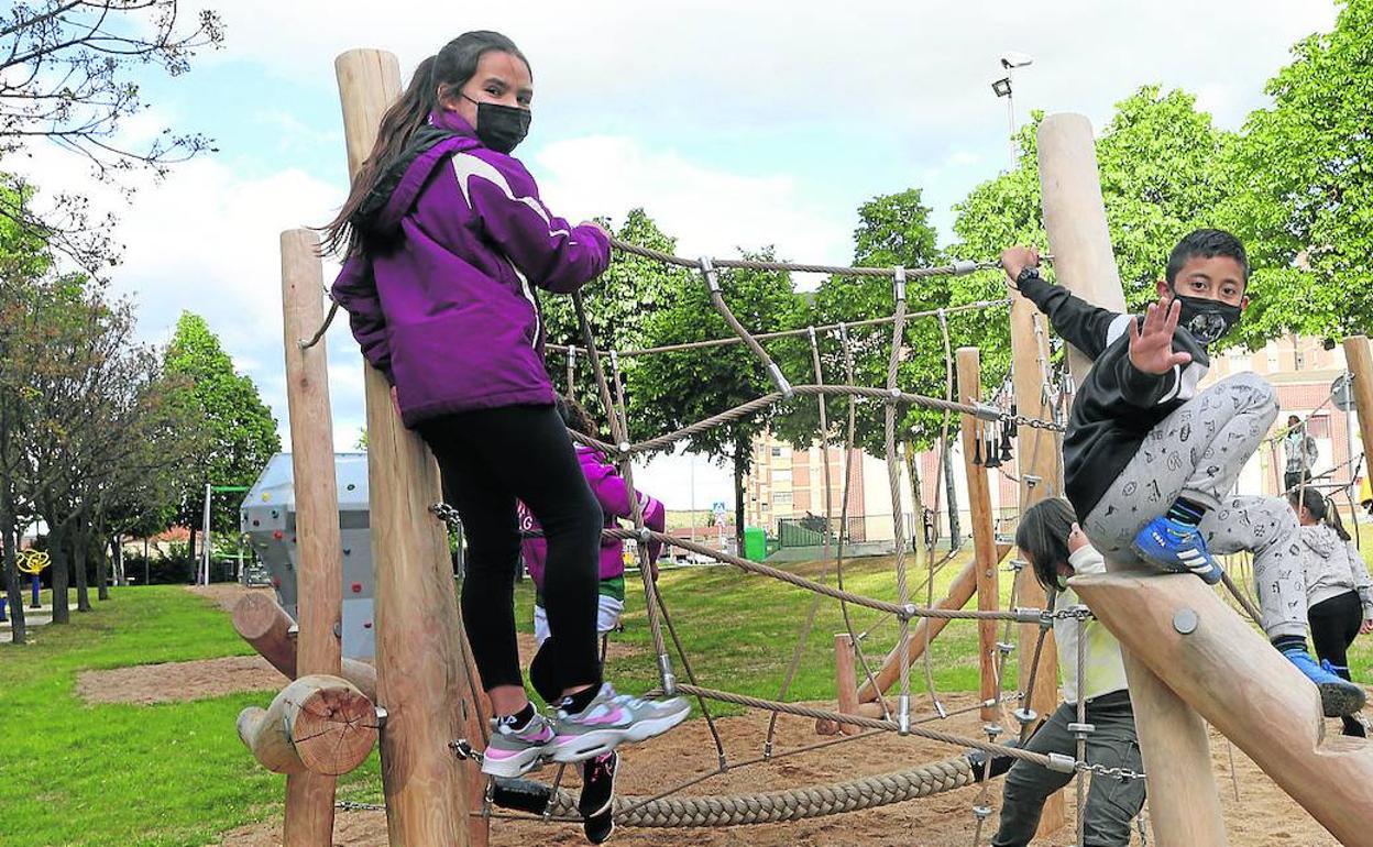 Varios niños estrenan ayer el parque de Los Olmillos tras la inauguración.
