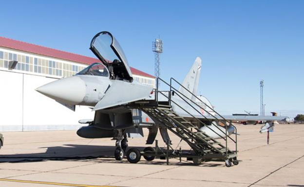 Un Eurofighter de ala 11, en revisión en la base aérea de Villanubla. 