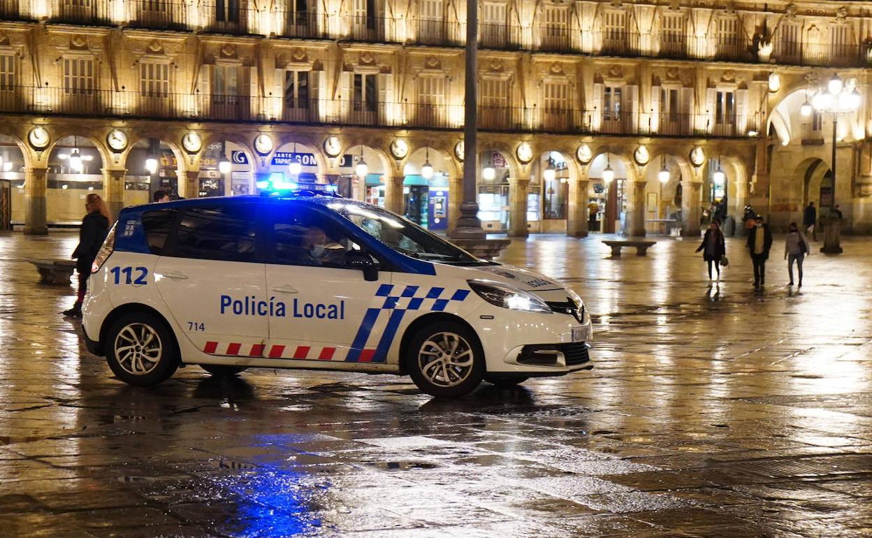 Un coche de la Policia Local, controla la Plaza Mayor de Salamanca 