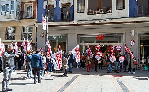 Proesta delante de la tienda de H&M en la Calle Mayor esta mañana. 