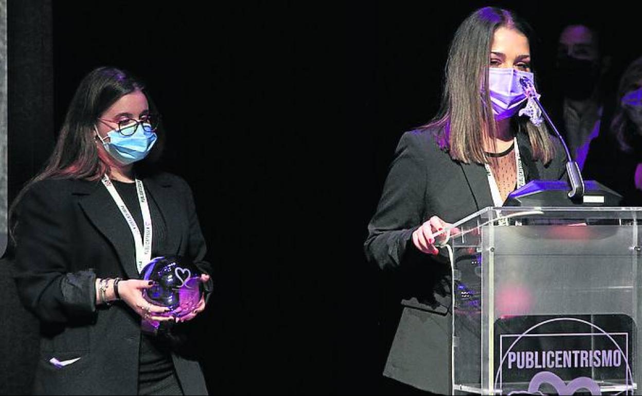 Entrega de uno de los premios del festival, ayer, en la UVA. 