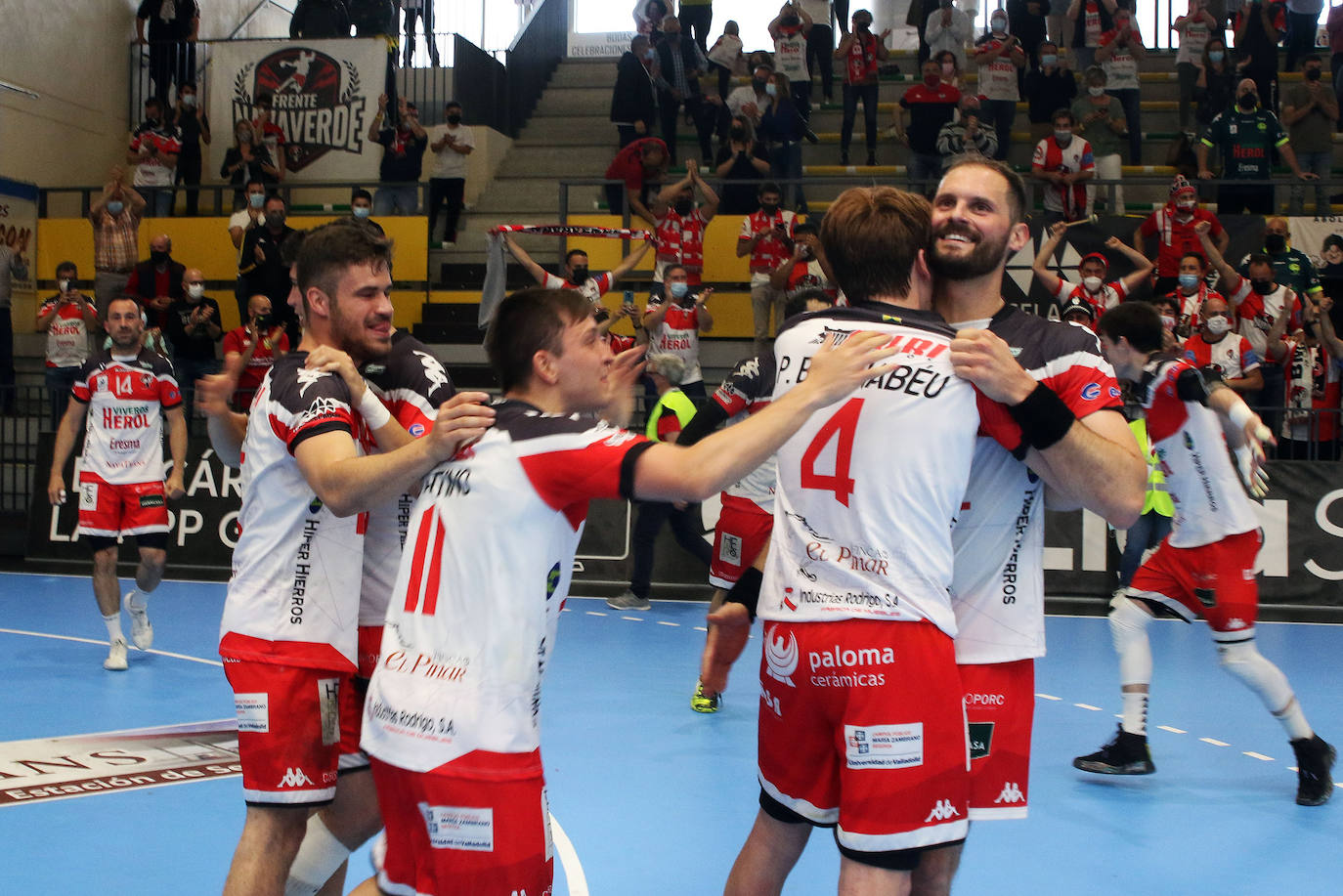 Fotos: Victoria del Balonmano Nava ante el Frigoríficos Cangas de Morrazo (19-18)