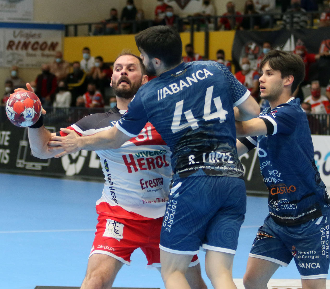 Fotos: Victoria del Balonmano Nava ante el Frigoríficos Cangas de Morrazo (19-18)