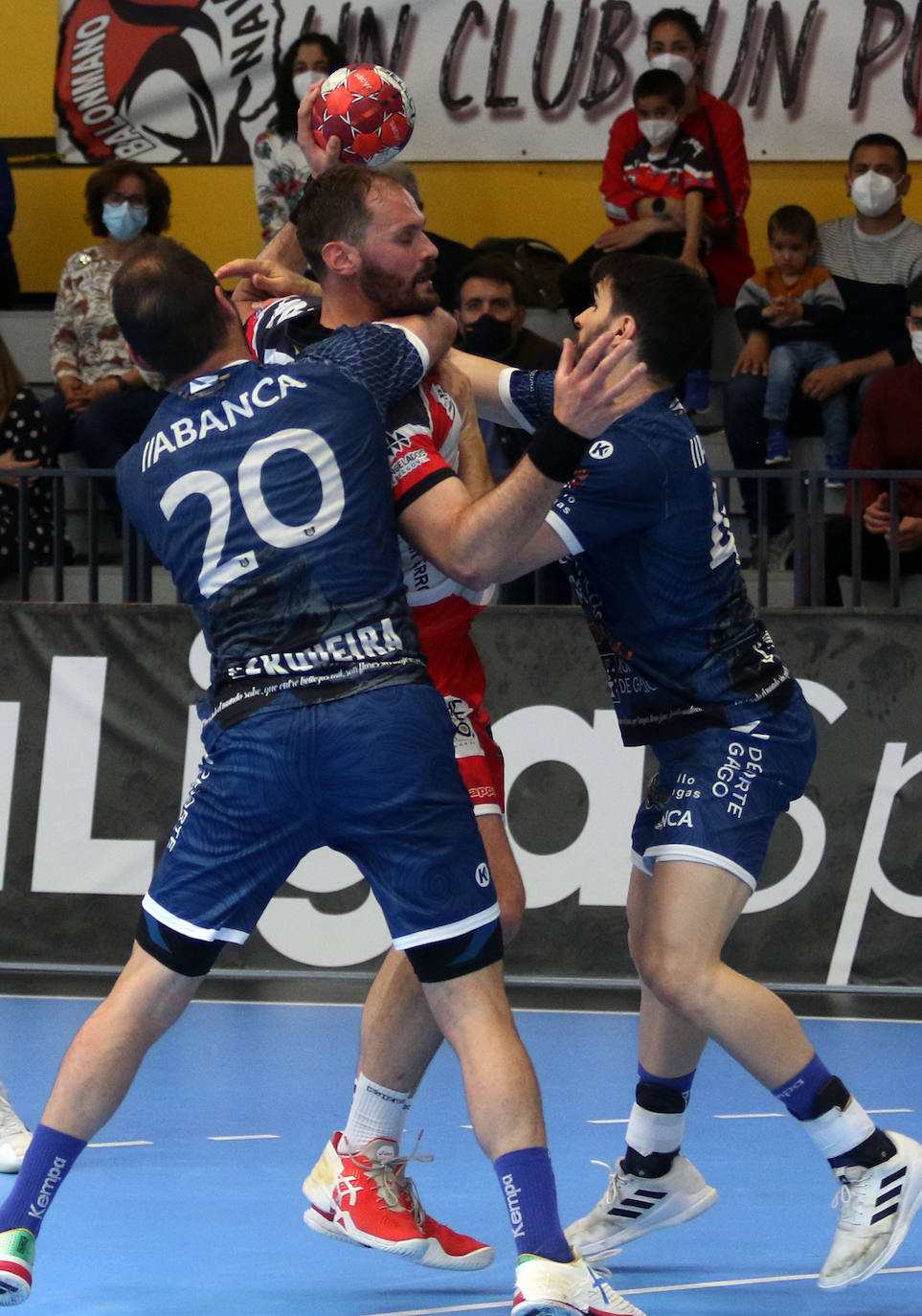 Fotos: Victoria del Balonmano Nava ante el Frigoríficos Cangas de Morrazo (19-18)