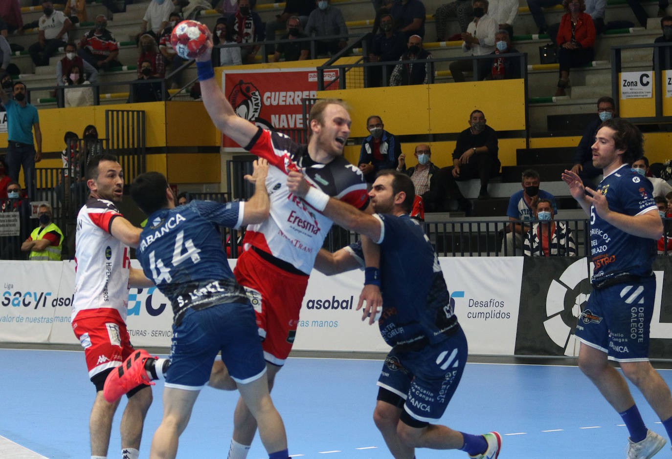 Fotos: Victoria del Balonmano Nava ante el Frigoríficos Cangas de Morrazo (19-18)