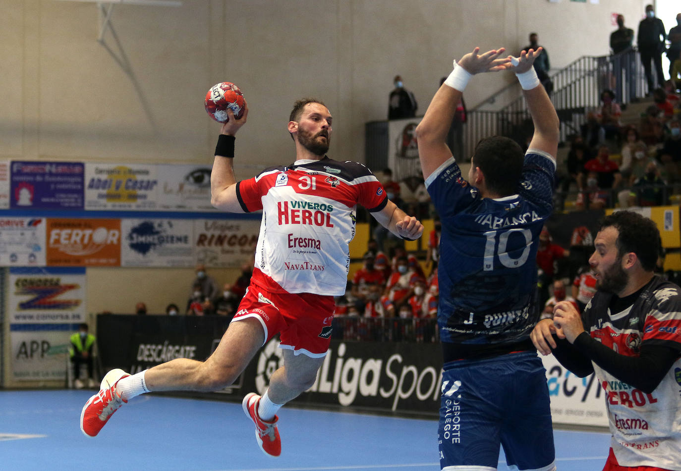 Fotos: Victoria del Balonmano Nava ante el Frigoríficos Cangas de Morrazo (19-18)