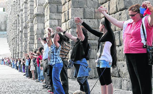 Una cadena humana rodea el Acueducto. 