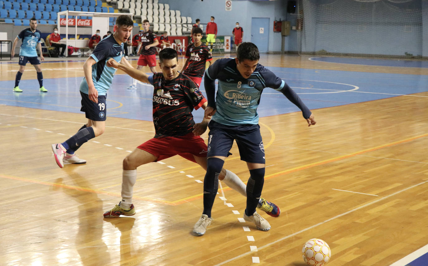 Javito presiona a un jugador del Riberia durante el partido disputado este sábado.