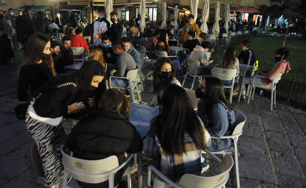 Terrazas en la zona de La Antigua, este sábado por la noche. 