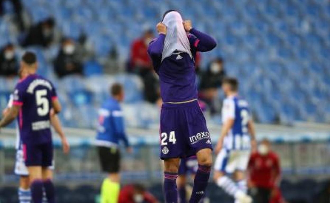 Joaquín Fernández se cubre el rostro con la camiseta al finalizar el partido del Real Valladolid ante la Real Sociedad en Anoeta-