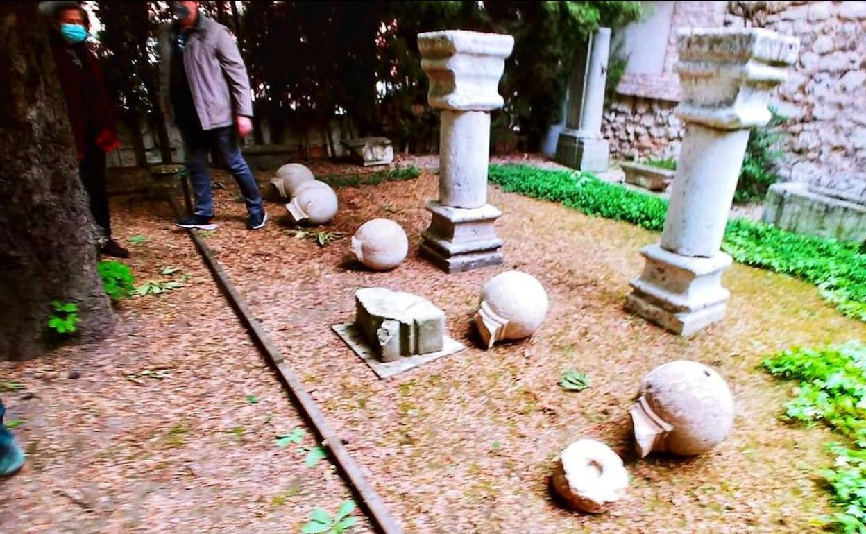 Las cinco bolas del Espolón, en el jardín del Museo de Valladolid.