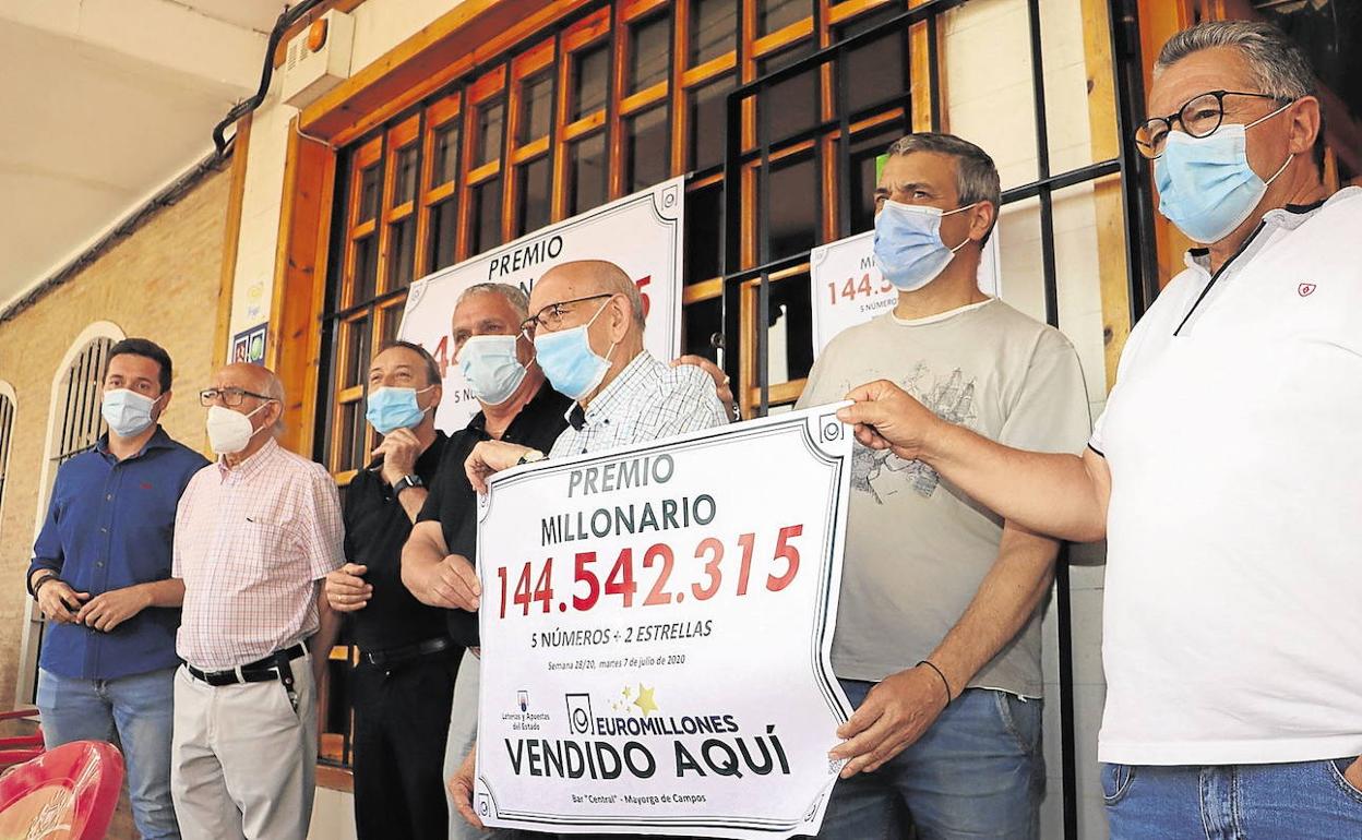 Parte de los 14 agraciados el 7 de julio en Mayorga. 