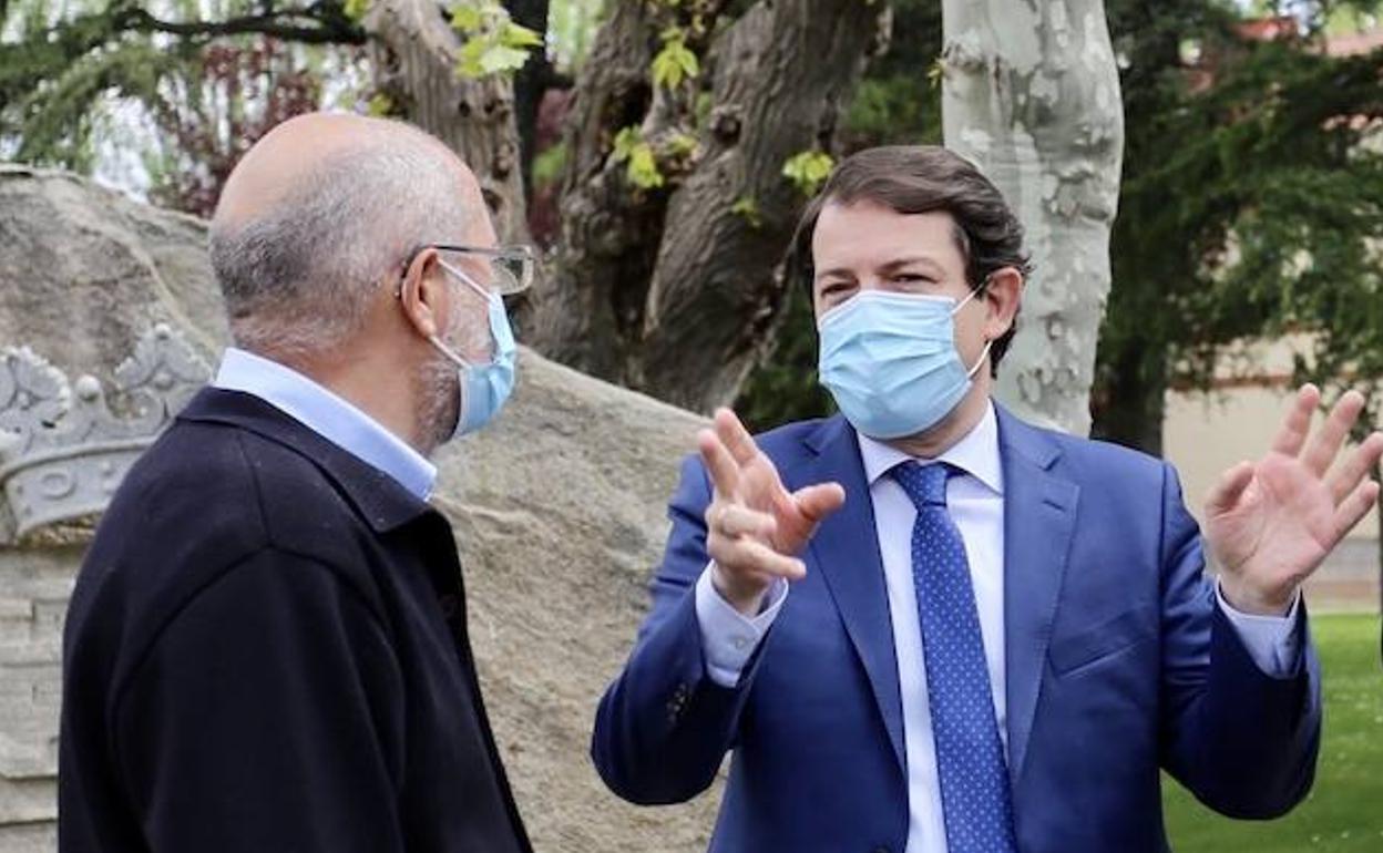 Igea y Mañueco, en los jardines del Colegio de la Asunción, sede de la Presidencia de la Junta.