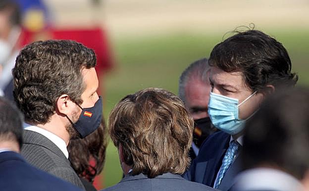 Casado y Mañueco, en un acto oficial en Madrid.