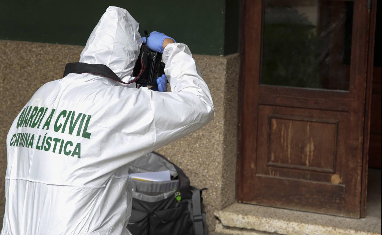 Un agente de la Guardia Civil, durante la investigación del crimen machista de Mansilla de las Mulas. 