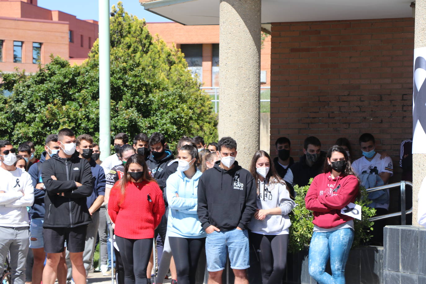 Minuto de silencio por la muerte del joven asesinado en León.