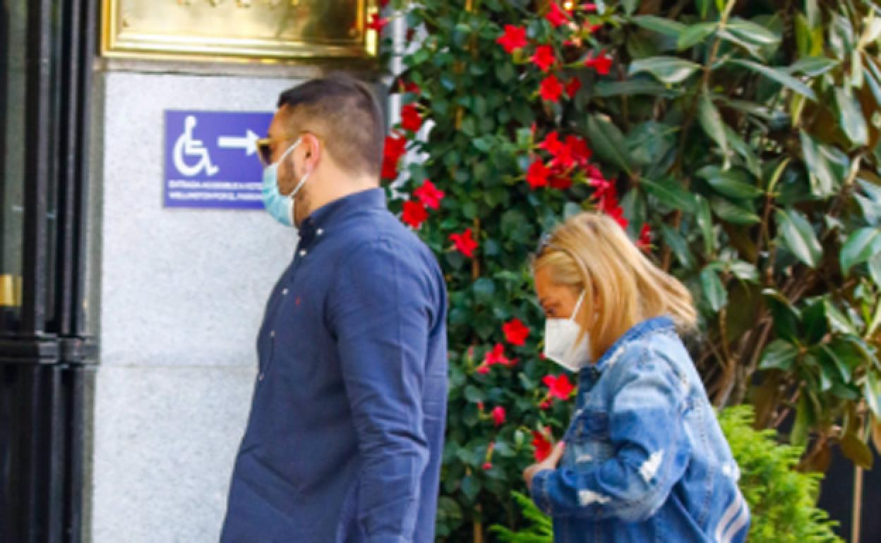 Belén Esteban y Miguel Marcos, en la puerta del hotel. 