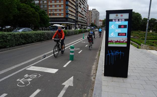 Tres usuarios pasan junto al contador este domingo por la mañana.