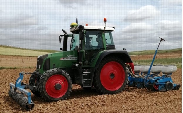 El tractor con el que José Antonio está sembrando girasol.