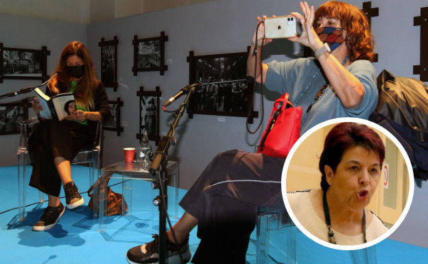 La escritora Rosa Montero hace una foto en su intervención en el Hay Festival del año pasado. A la derecha abajo, la alcaldesa de Segovia, Clara Luquero. 