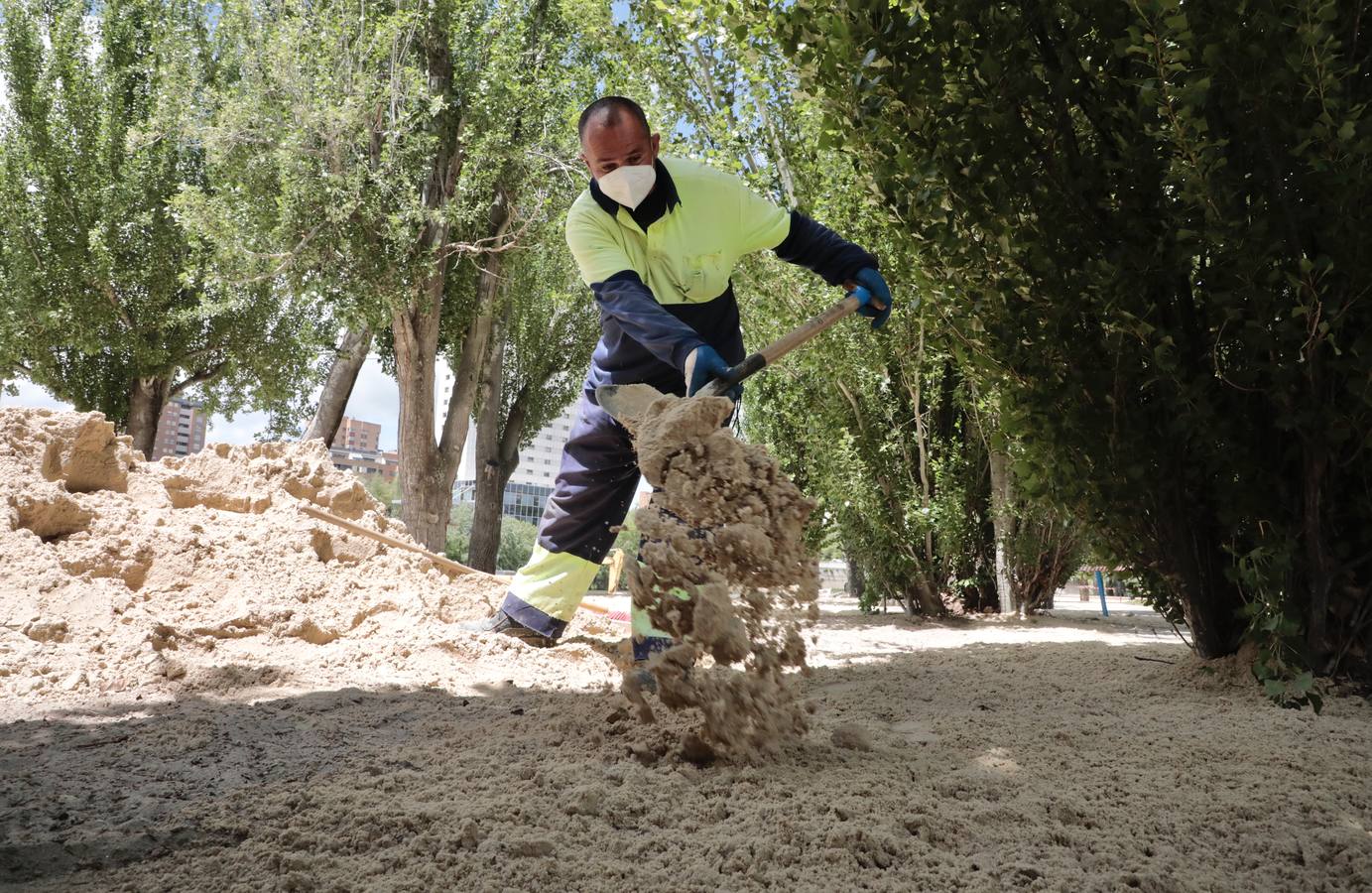 Fotos: La playa de Las Moreras de Valladolid se prepara para la temporada de verano