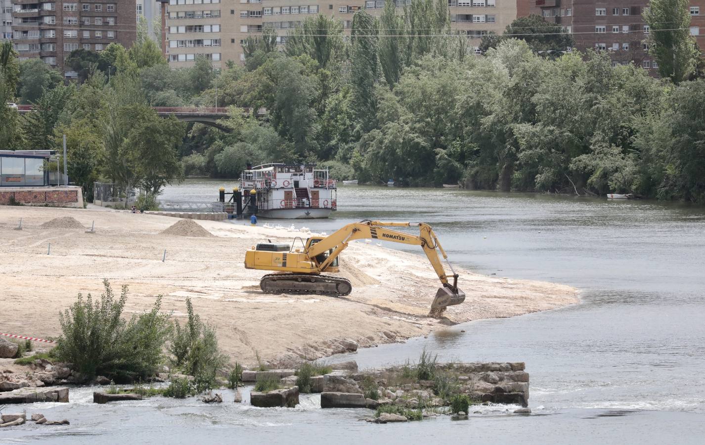 Fotos: La playa de Las Moreras de Valladolid se prepara para la temporada de verano