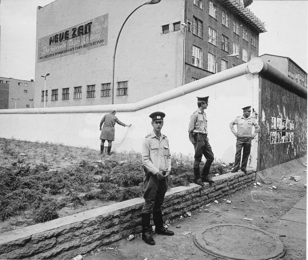 Guardias de frontera de la República Democrática de Alemania vigilan el puesto de control Charlie, en las inmediaciones del Muro.