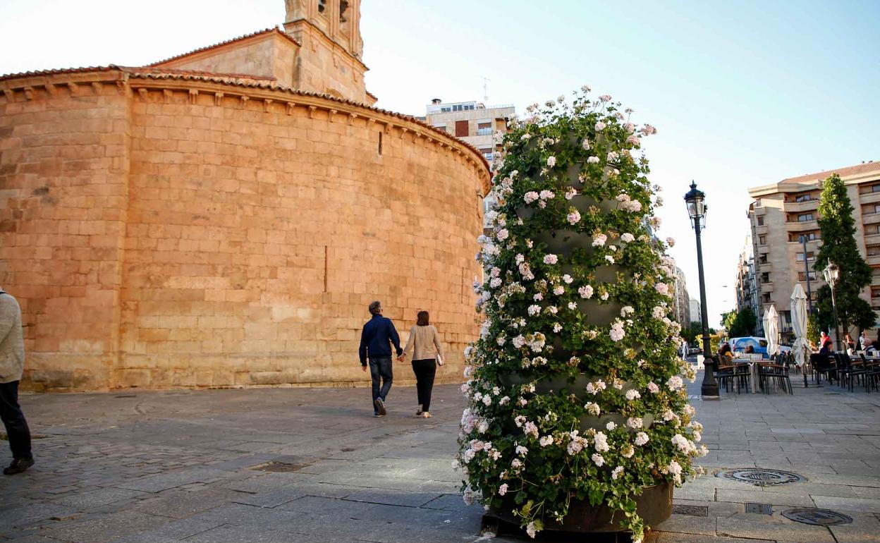 Macetero vertical de flores en la calle Zamora 
