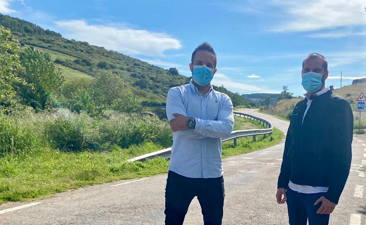 Carlos Fernández Chanca y Manuel Montero en la carretera de Serradilla 