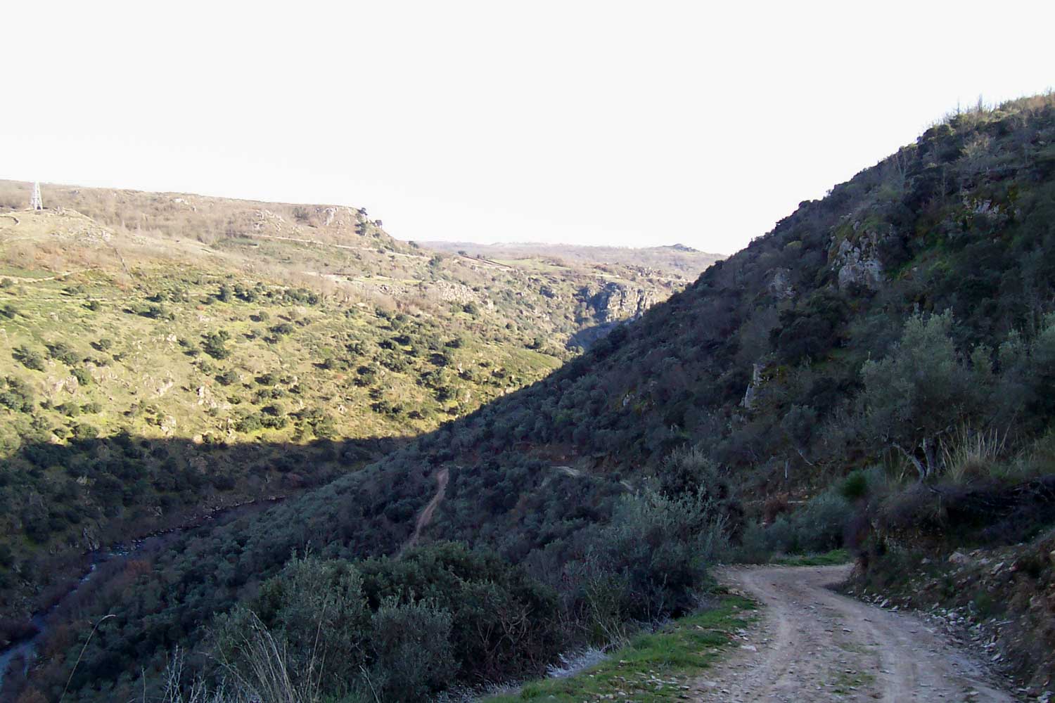 Uno de los caminos que llevan al Pozo de los Humos. 