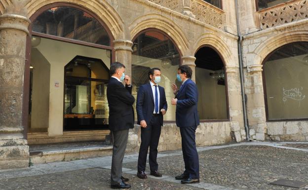 Francisco Vázquez, Teodoro García Egea y Alfonso Fernández Mañueco, en el Patio de las Tabas, junto a la sede regional del partido. 