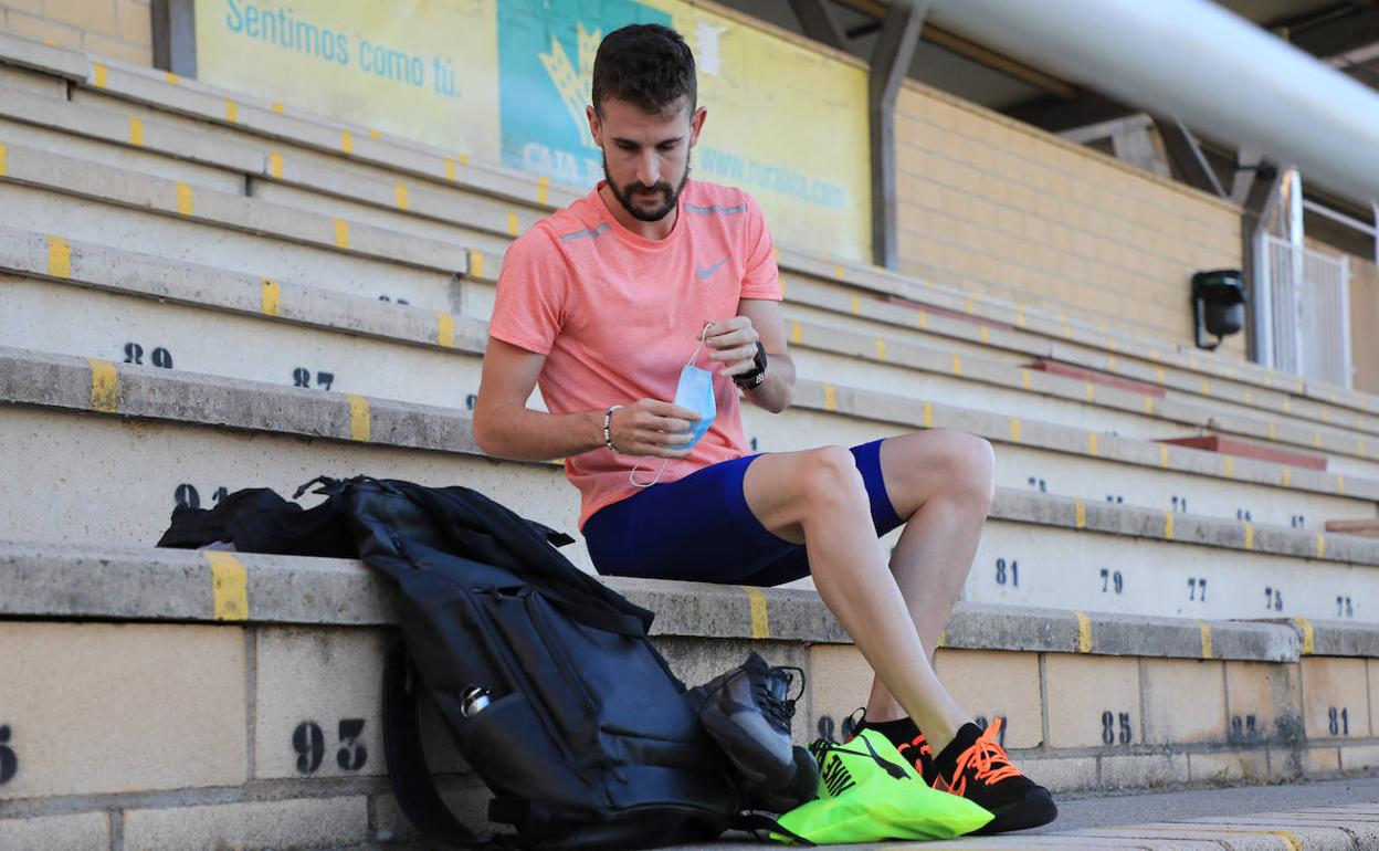 Álvaro de Arriba, antes de entrenar en Las Pistas del Helmántico.