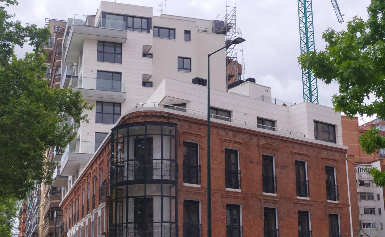 El conocido como Edificio Lucense, en la confluencia del Paseo de Zorrilla y calle del Puente Colgante