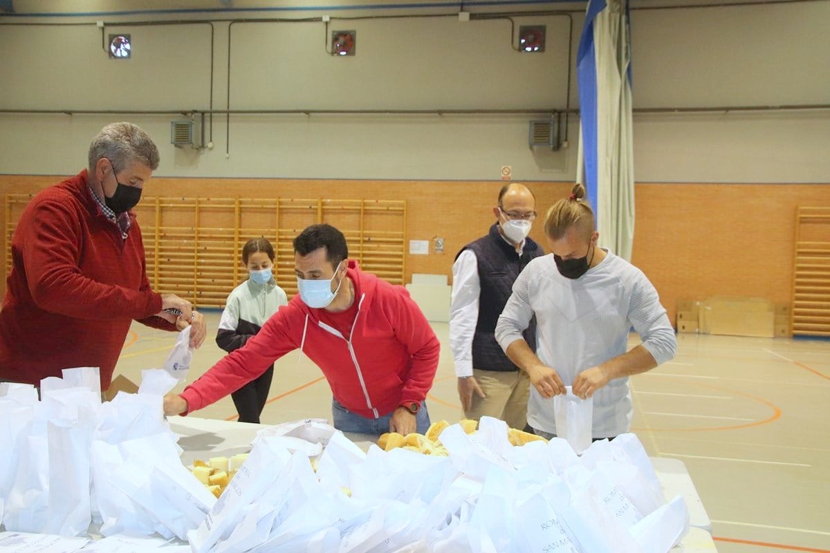 El Ayuntamiento de Torquemada repartió más de ochocientas raciones de pan y quesillo