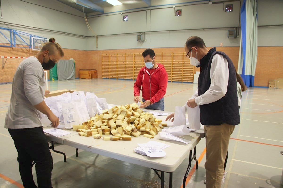 El Ayuntamiento de Torquemada repartió más de ochocientas raciones de pan y quesillo