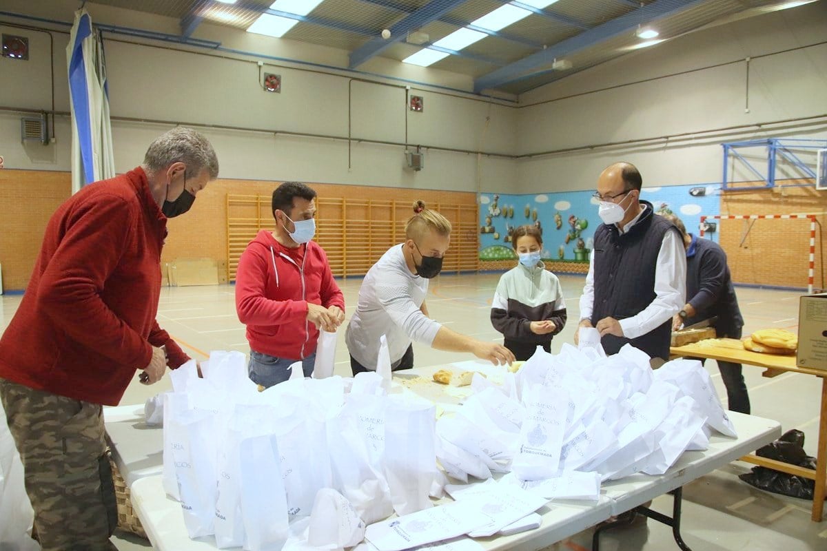 El Ayuntamiento de Torquemada repartió más de ochocientas raciones de pan y quesillo