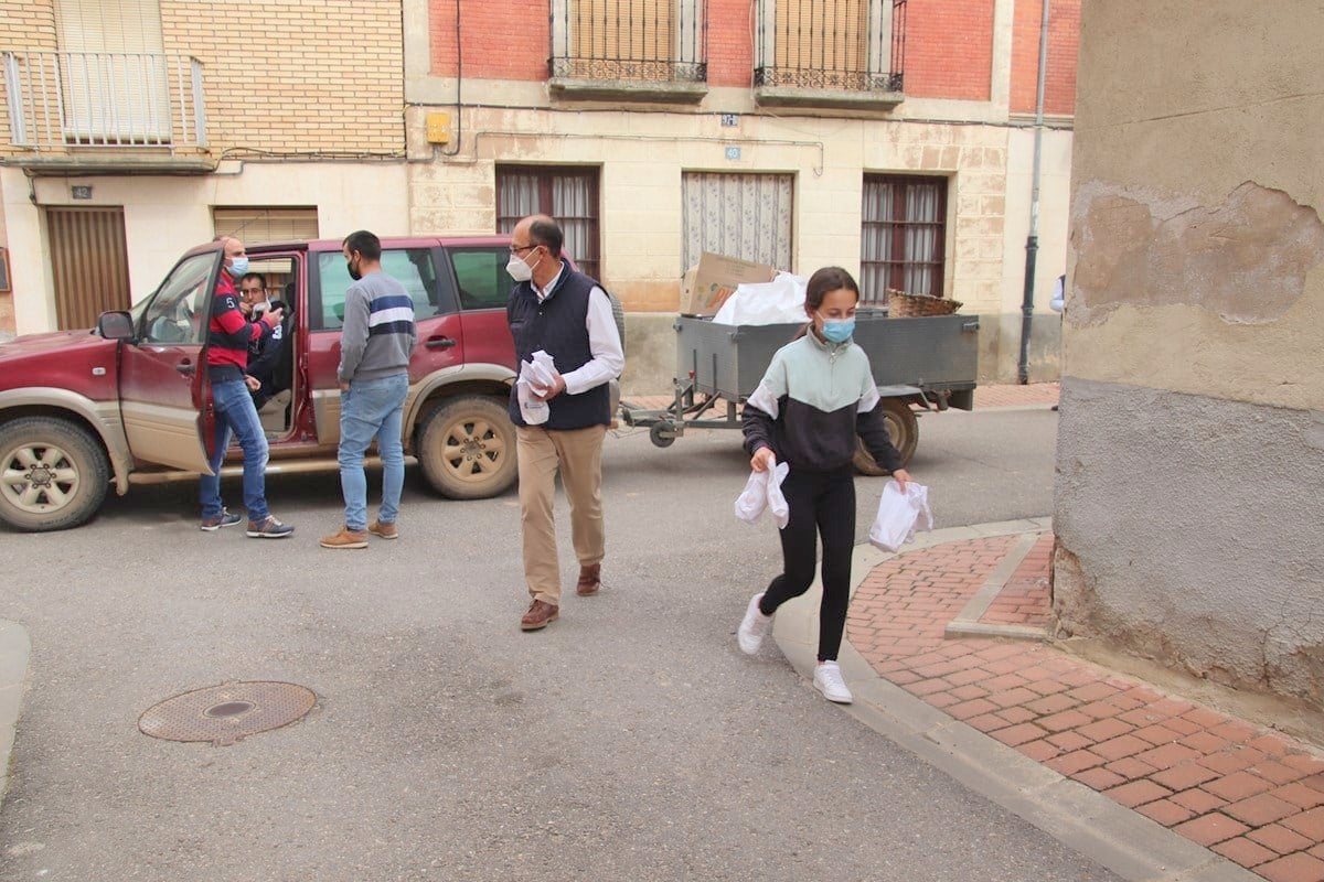 El Ayuntamiento de Torquemada repartió más de ochocientas raciones de pan y quesillo