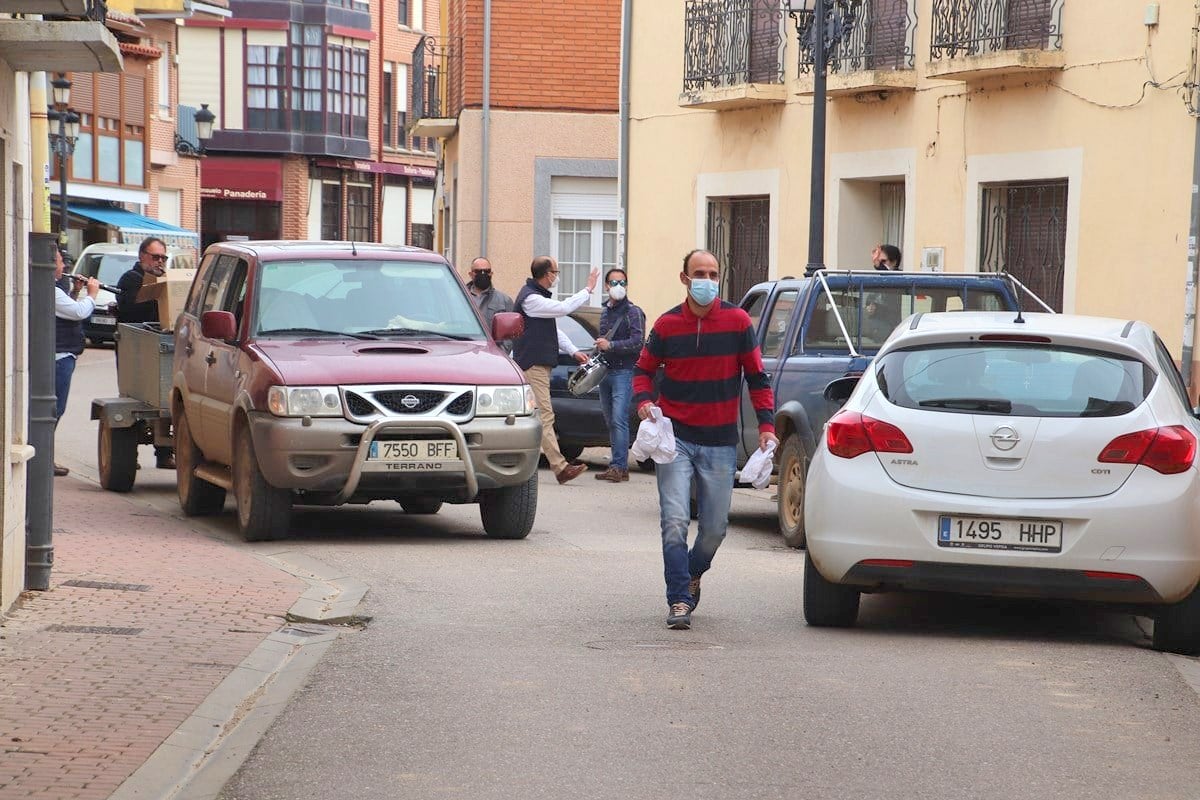 El Ayuntamiento de Torquemada repartió más de ochocientas raciones de pan y quesillo