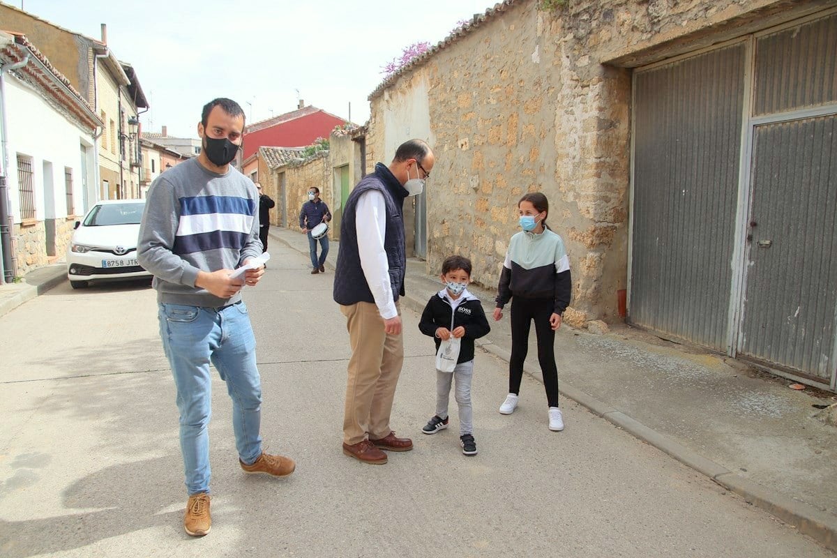 El Ayuntamiento de Torquemada repartió más de ochocientas raciones de pan y quesillo
