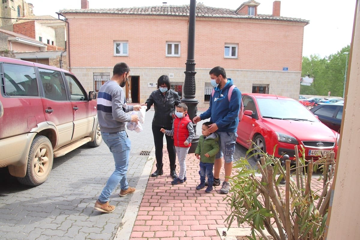 El Ayuntamiento de Torquemada repartió más de ochocientas raciones de pan y quesillo